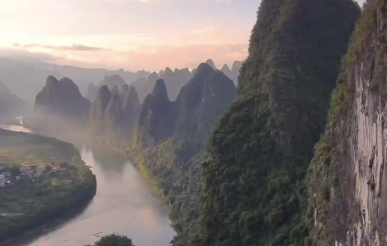 你们是怎么爬上去的？女生在桂林拍风景意外发现对面高山也有人！网友：让他们三个找到修仙宝地了