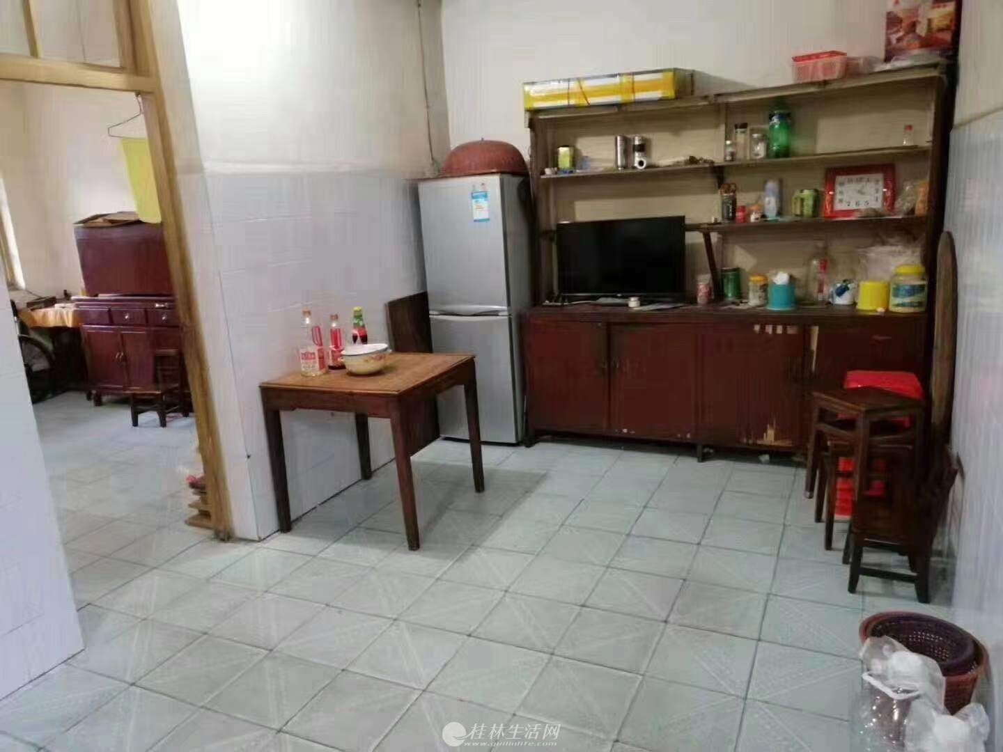 ��ʳ������·����һ��63ƽ��28��3¥����Сѧ