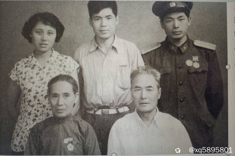 前排父母，后排从左到右妻子，我，弟弟
