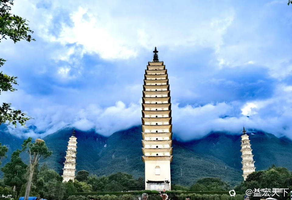 八月，速游崇圣寺三塔 脱队寻幽去，苍山入君眸。 浮图依嶂立，宝塔矗海游。 松拥千叠翠，客涌四时稠。 斜晖 ...