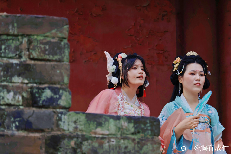 宋城墙汉服人像 (2).jpg