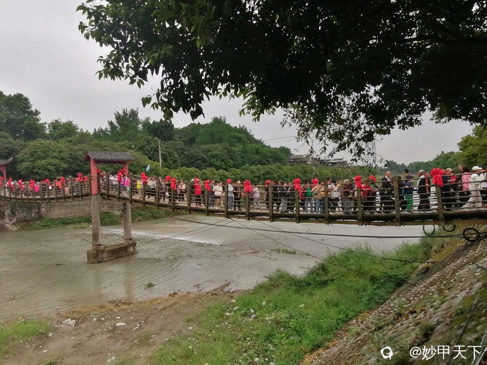 过桥后到对岸的鱼嘴景点