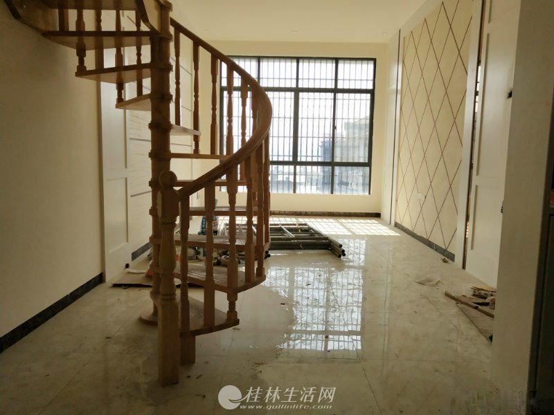 �ź���У������С�ǡ�5��ȫ��װ�ޣ��ͳ���¶̨����Ұ����