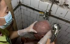 “双模式”上门助浴 让困难老人洗个舒服澡