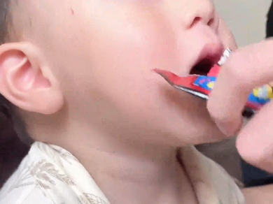 当人类幼崽第一次吃跳跳糖，从不解慢慢到品味