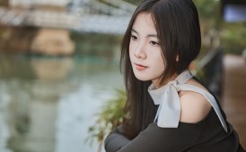 桥畔伫立，自成风景