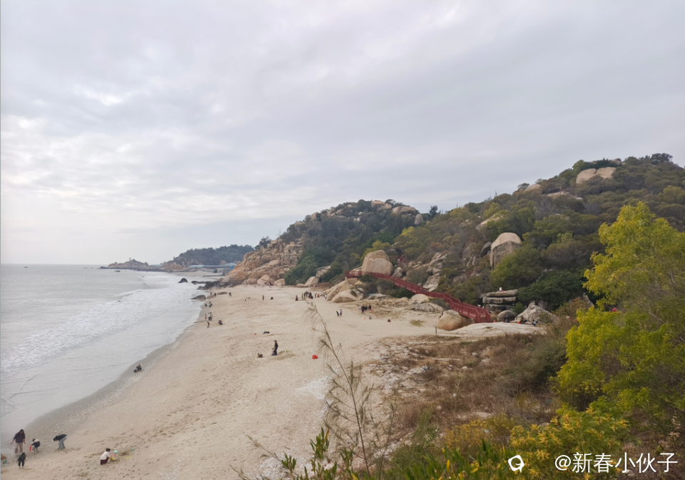 沙滩不大，但干净，也足够你浪漫潇洒了