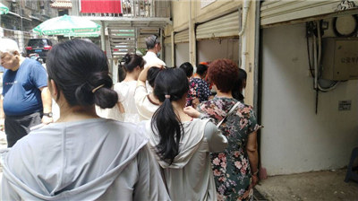今天去太平路“华荣米粉”凑了一次闹热