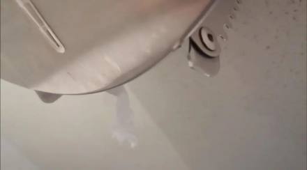 广州一女子在商场厕所被纸巾盒铁片划伤臀部