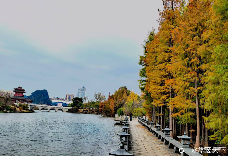十二月 醉美冬之山水公园 斜阳暗出照宇天，碧波荡漾映斑斓。 栈桥漫步留足迹，水杉摇曳彩墨翩。 市民打卡欣 ...