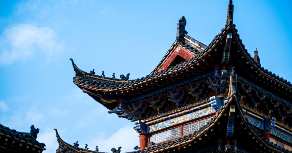 傳統(tǒng)與現(xiàn)代-陽光照耀小山城