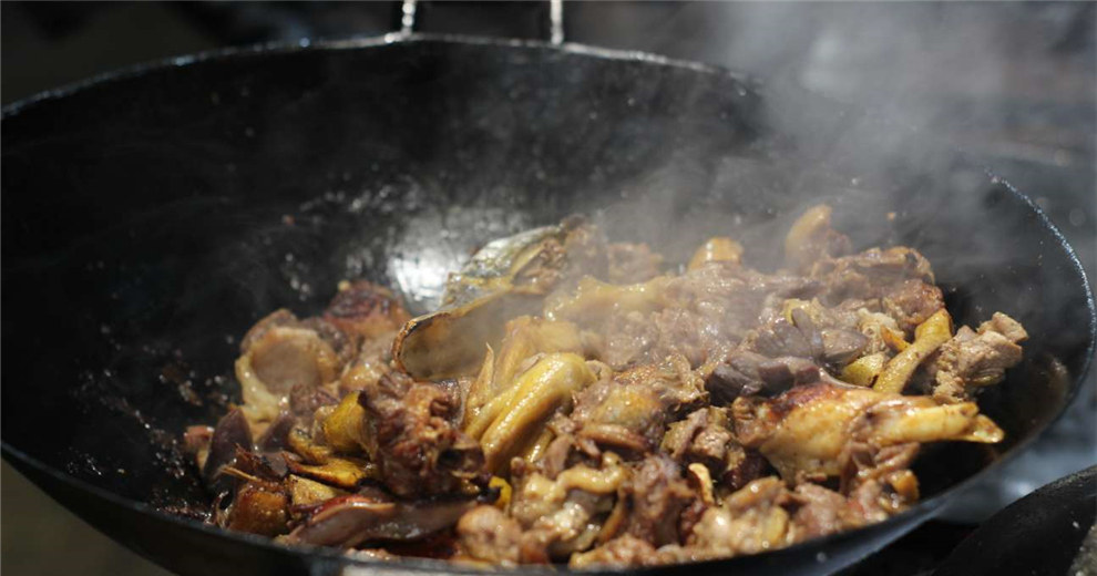 柴火血鸭遇上杀猪菜，真是浓浓的年味！