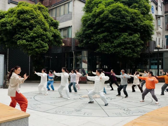 在康养广场练习八段锦.jpg