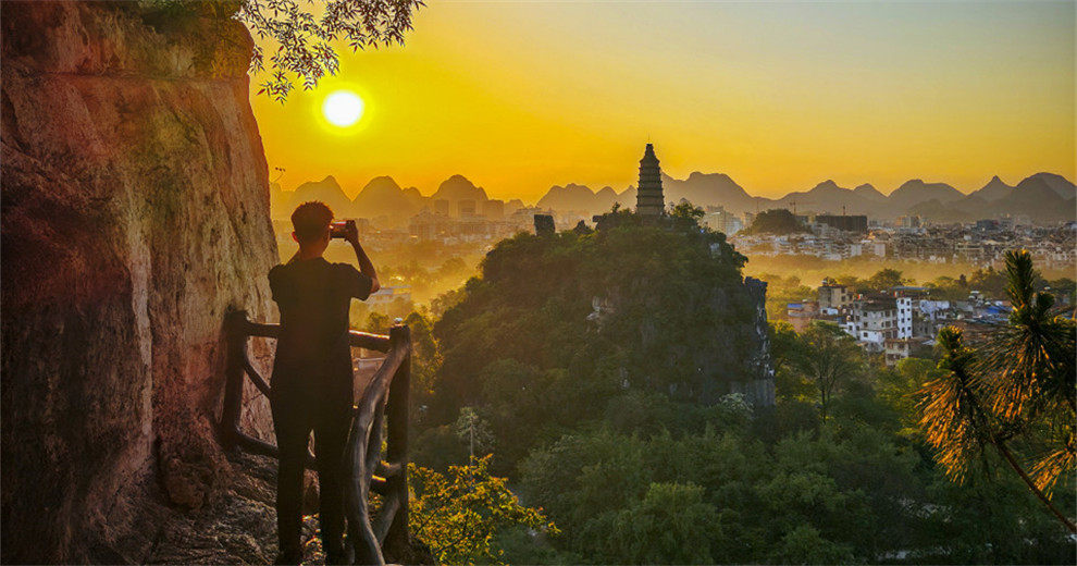 夕阳映塔山，美醉了