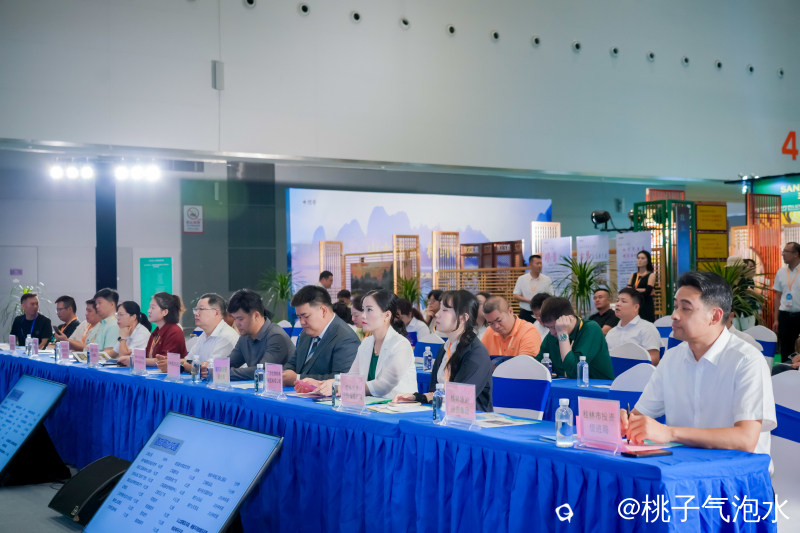 3.参会人员认真聆听第23届东博会旅游展区招商推介会.jpg