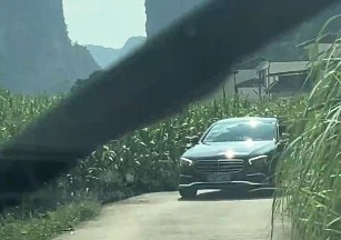 广西女生开车与人在小道上相遇，如何让对面先倒车？打开雨刷器！此时奔驰车主: 你不要过来啊！