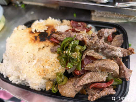 这样的砂锅饭，确定不来两盒？