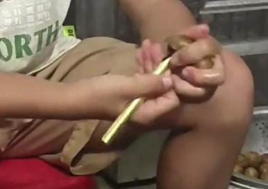 广西小男孩熟练挖龙眼，一脸崩溃！网友：原来我吃的龙眼干是带了那么大怨气来的