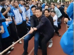 没有人情世故全是赢的渴望！学生跟班主任拔河比赛，1秒把老师拔过去！学生：要不是吹哨结束，高低拽着老师跑两圈