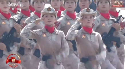 女民兵方隊(duì)接受檢閱，氣勢(shì)拉滿(mǎn)，又美又颯！