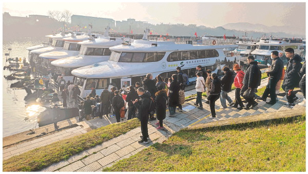 【新春走基层】提升旅游服务质量 推出新春主题活动 新春将至 漓江迎客忙