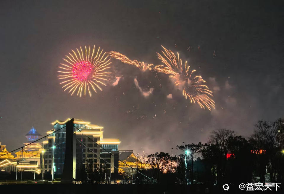 二月，正月十五夜 彩灯照画堂，银屏伴夜长。 客影随墙月，鸡鸣动瓦霜。 杯吟抒遣兴，醉梦思故乡。 晓晨微风 ...