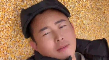 遇到事情不要慌，先掏手机拍个视频！博主躺玉米上晒丰收，真实情况让人万万没想到！好消息：丰收了，坏消息：掉沟了