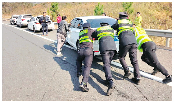 【新春走基层】高速公路返乡车辆倍增 交通执法全力保畅护航