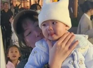 人类幼崽第一次见雪！南方宝宝张嘴用舌头接雪花！宝贝：下奶粉啦！下奶粉啦！