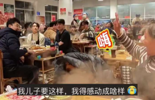 隔着屏幕都能感到幸福！社牛儿子带着全场人给妈妈送生日祝福，网友：你们都在笑，只有我哭了么？