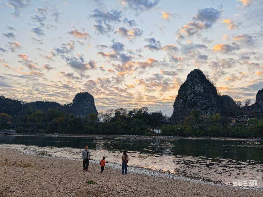 夕阳与行人相映成趣