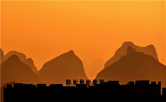 远山朝霞流 射光照层楼