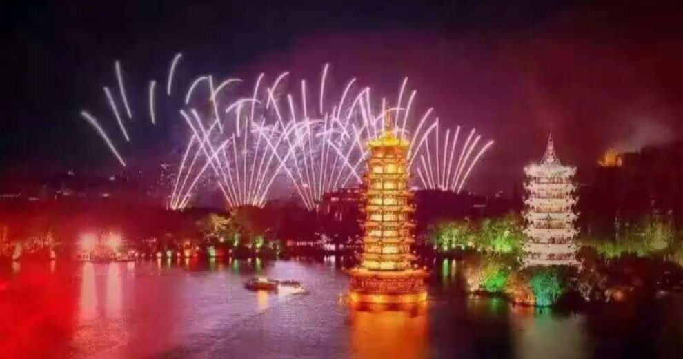 桂林十年前的人潮，烟花璀璨的漓江