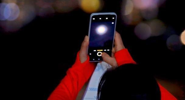 在桂林，我拍下的超级大月亮