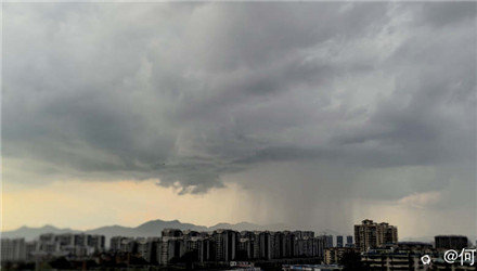 黄昏，远看太阳雨顿觉趣味十足