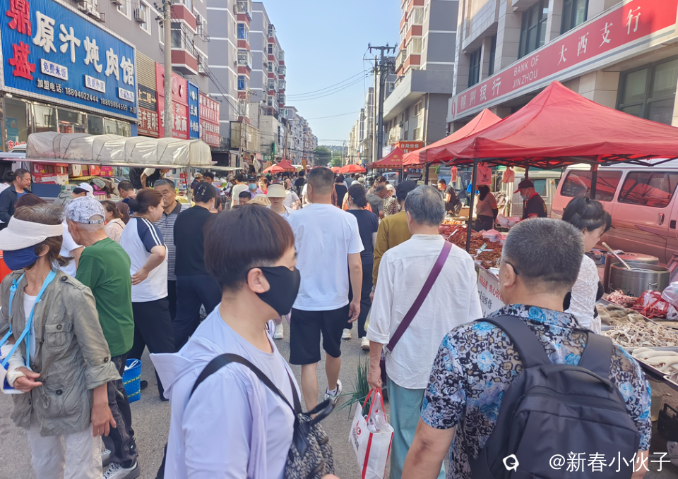 人头攒动，热闹非凡