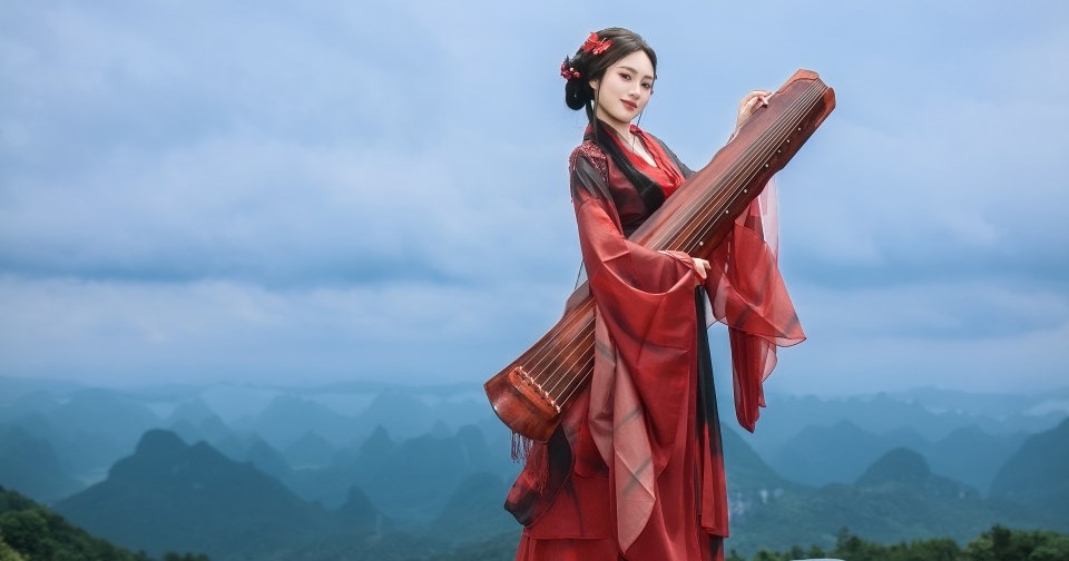 雾锁青山，红衣破雾