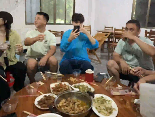 你永远可以相信桂林人的真诚善良！小伙在桂林徒步遇大雨，被当地人拉进屋避雨、吃饭！老表：多个人也就是多双筷子的事