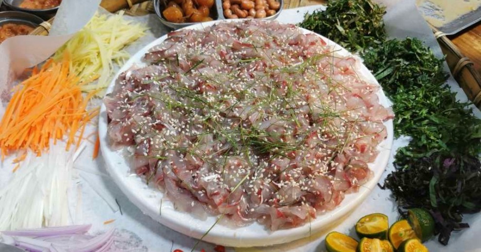 在郊區(qū)買(mǎi)來(lái)的魚(yú)做成了魚(yú)生