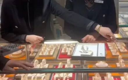 孩子試戴金鐲10秒被索賠1000元