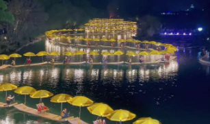 桂林陽朔上演&ldquo;金龍巡游&rdquo;迎接2026元旦跨年