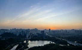 晓光照层楼 日出映远岫