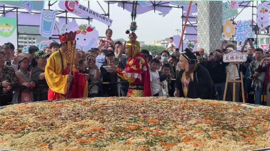 桂林&ldquo;粉超&rdquo;活动现场西游师徒前来品尝 二师兄连连称赞桂林米粉好吃！