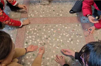 秒回童年，玩过的请举手！广西桂林阿嫂举行抛石子比赛，玩得停不下来