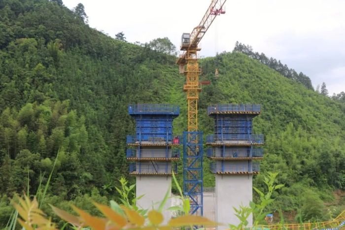 龙融高速四分部龙坤浪溪河大桥高墩施工 (梁胜福 摄).JPG