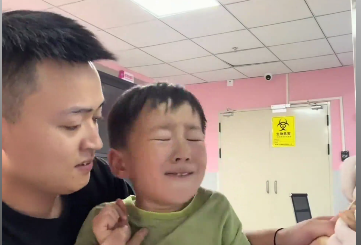 人在害怕时真的能发挥无限潜力  小孩哥扎手指剧烈挣扎，干翻了爹和凳子  网友:太好笑!爹的拖鞋为啥飞了