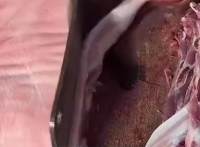 最理想的烤肉厚度出现啦！广西男子秀高超刀法，快准狠丝滑切肉！网友：我有这功力，砍白切鸡也不至于被骂了