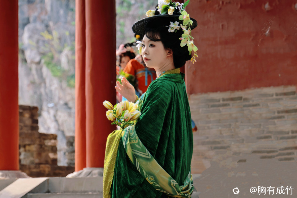 宋城墙汉服人像 (21).jpg