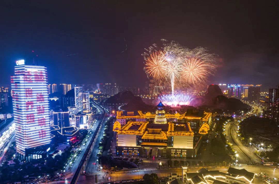 焰火絢爛，流光溢彩！這是元宵節的桂林夜空