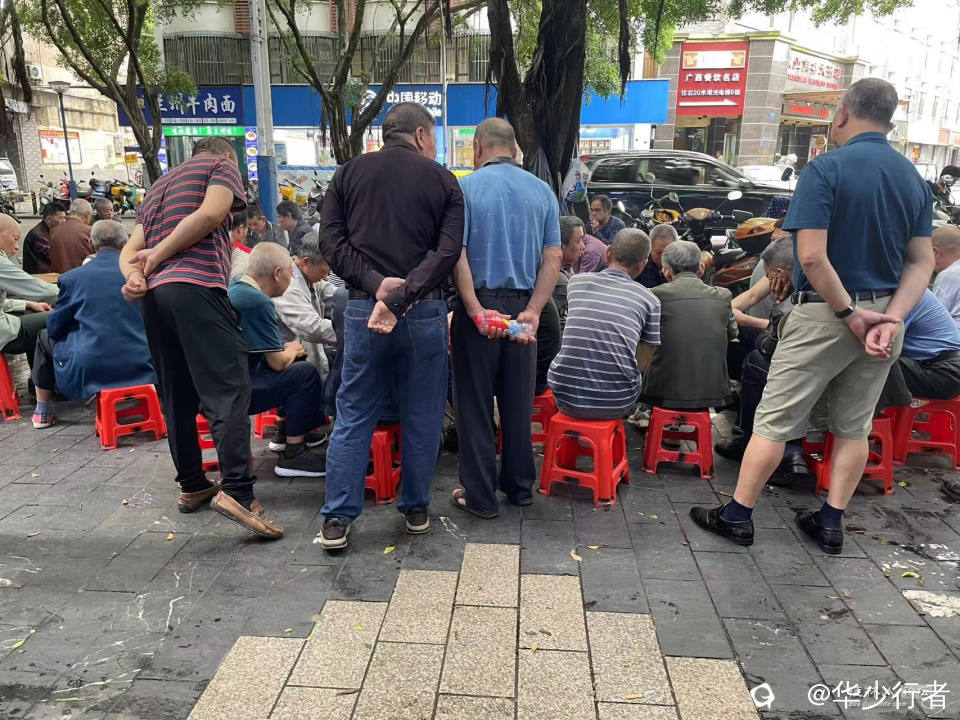 象山大酒店对面